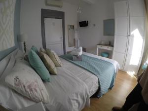 1 dormitorio con 1 cama grande con almohadas en TuttoTondo Roma, en Roma