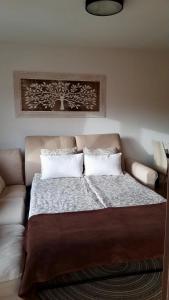 A bed or beds in a room at El Mocan Luxury Apartment