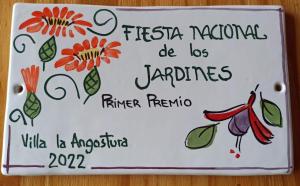 Una señal para un festival con flores. en Naxara 3 en Villa La Angostura