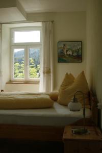 1 cama en un dormitorio con ventana en Villa Pranter, en Sillian