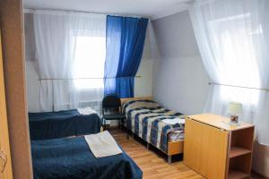 een kleine kamer met 2 bedden en een raam bij Yel'chik in Jelets
