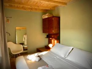 Un pat sau paturi într-o cameră la Ca Pölete Do-Minus guesthouse, bike stop & mini spa