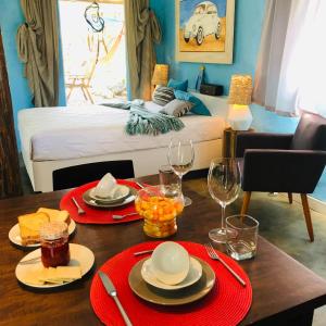 una habitación con una mesa con comida y copas de vino en Vila de São Jorge, en Alto Paraíso de Goiás