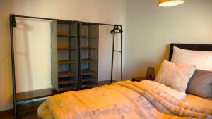 1 dormitorio con cama y estante para libros en Select-Home 2 - Netflix - Kaffee&Tee - Parkplatz - viele Extras, en Bruck in der Oberpfalz