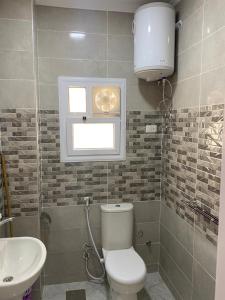 Ένα μπάνιο στο شقه فندقيه 3 غرف حمامين و مطبخ و حديقه خاصه امام الجامعه الامريكيه و مول point 90 +27 φωτογραφίες