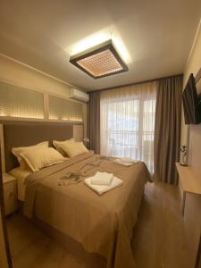 Una habitación de hotel con una cama con una toalla encima. en ARGISHT apart 647, en Golden Sands 29 fotos más