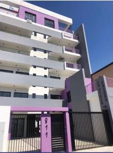 un gran edificio con una puerta delante en Edificio La Vieja Casona, en Concepción del Uruguay