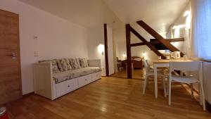 ein Wohnzimmer mit einem Sofa und einem Tisch in der Unterkunft Waldpension Harzer Waldwinkel in Bad Grund
