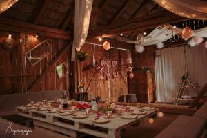 a long table in a wooden room with plates of food at Agroturystyka Nad Jeziorem-Osada Indiańska in Czchów