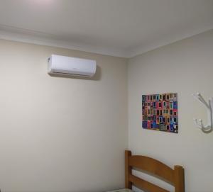a room with a air conditioner on the wall at Morada Felice in Bertioga