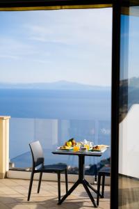 Sea View Ravello في رافيلو: طاولة عليها طبق من الطعام أمام النافذة