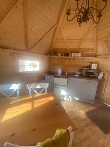 eine Küche mit einem Holztisch in einer Hütte in der Unterkunft Pandy B&B in Dorstone
