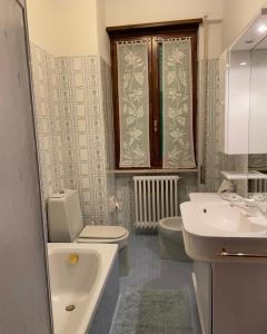A bathroom at Appartamento Mimosa