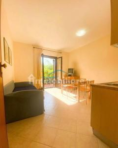 una sala de estar con un sofá y una mesa en B&B Miramare Suite Village, en Castellaneta Marina 17 fotos más