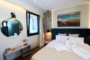 um quarto com uma cama grande e um espelho em SAMI BAYVIEW em Sami