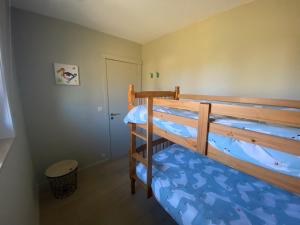 Двуетажно легло или двуетажни легла в стая в Casa Merle
