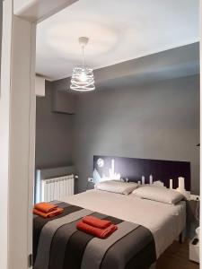 A bed or beds in a room at Appartamento in centro storico - via Mascarella - Università