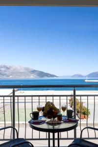 - une table sur un balcon avec vue sur l'océan dans l'établissement SAMI BAYVIEW, à Sami