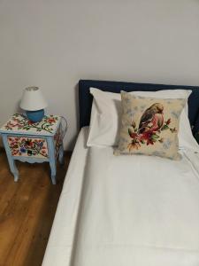 łóżko z poduszką i stolikiem. w obiekcie Gorgova Delta Village w mieście Gorgova