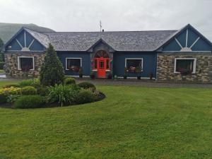 uma casa azul com uma porta vermelha e um quintal em The Ferris Wheel B&B em Beaufort