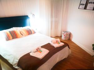a bedroom with two towels on a bed at EL DESCANSO DE CARBAYEDO in Avilés