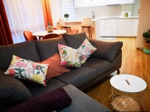 a living room with a gray couch with pillows at EL DESCANSO DE CARBAYEDO in Avilés
