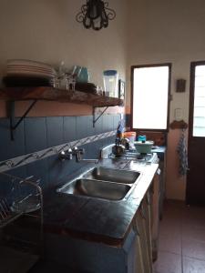 uma cozinha com um lavatório e uma bancada em Casa en Playas de Oro em San Antonio de Arredondo