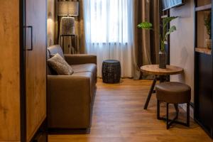 a living room with a couch and a table at Boutique Hotel Melchers in Vechta