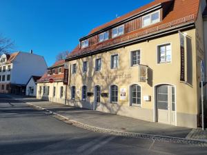 a building on the side of a street at Ferienwohnung Zum Böhmischen Bürgergarten in Radebeul