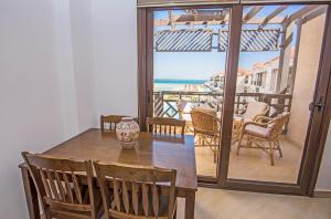 een eetkamer met een tafel en uitzicht op de oceaan bij Premium sea view 2 bedrooms 2 bathrooms apartment located within Gravity Hotel & Aquapark Hurghada in Hurghada