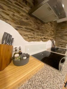 - une cuisine avec un évier et un comptoir dans l'établissement Ferienhaus Göbel´s gute Stube, à Wirfus