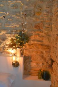 eine Vase mit Blumen darin an einer Wand in der Unterkunft Alojamientos Plaza de España in Medina-Sidonia + 63 Fotos