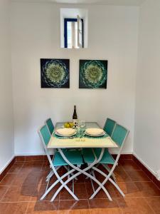 a dining room with a table and chairs at Julias Pateo in Carcavelos