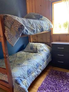 Двуетажно легло или двуетажни легла в стая в Cabañas Río Quemille