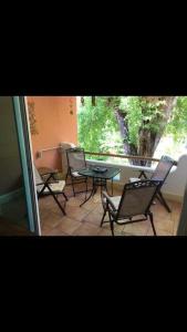 ソスアにあるHermoso apartamento de playa en perla marina Sosua - Cabareteのバルコニー(椅子、テーブル付)