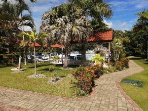 een resort met een loopbrug en palmbomen en een gebouw bij Hermoso apartamento de playa en perla marina Sosua - Cabarete in Sosúa