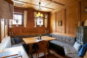 een eetkamer met een tafel en een bank bij Hotel Residence Metropol in Seefeld in Tirol