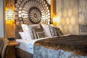 a bedroom with a large bed with a wooden headboard at Boutique Hotel Melchers in Vechta