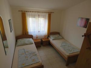 Postel nebo postele na pokoji v ubytování Apartman Vir Gogo br 4