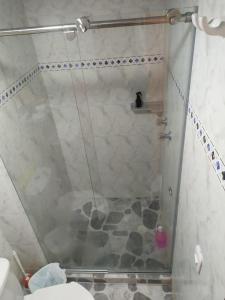 una ducha con puerta de cristal en un baño en Edificio Excalibur, en Santa Marta