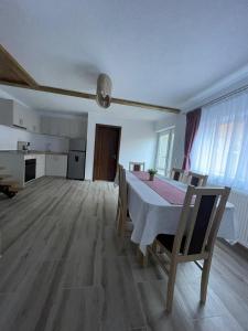 sala de estar con mesa y cocina en Casa Zorilor, en Şugag