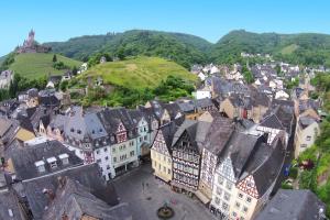 een luchtzicht op een stad met gebouwen en heuvels bij Hotel am Markt in Cochem