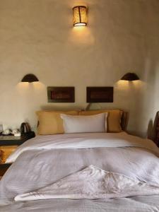 Postelja oz. postelje v sobi nastanitve Bhanjyang Village Lodge