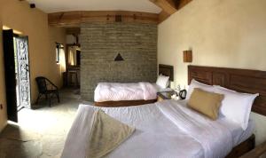 Postelja oz. postelje v sobi nastanitve Bhanjyang Village Lodge
