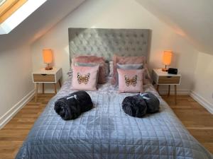 Postel nebo postele na pokoji v ubytování Renovated Miner’s Cottage - family & dog friendly