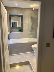 Koupelna v ubytování Renovated Miner’s Cottage - family & dog friendly + 29 fotografií