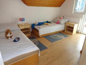 una camera da letto con due letti e due comodini di Anna Villa a Vonyarcvashegy