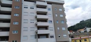 Το κτήριο όπου στεγάζεται  το διαμέρισμα