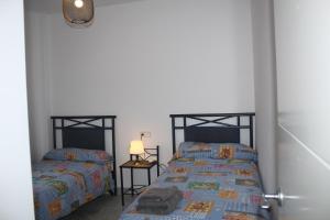 twee bedden naast elkaar in een slaapkamer bij BLUE Dreams in Mijas +11 foto's