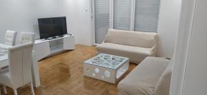 Μια τηλεόραση ή/και κέντρο ψυχαγωγίας στο Leo Apartment